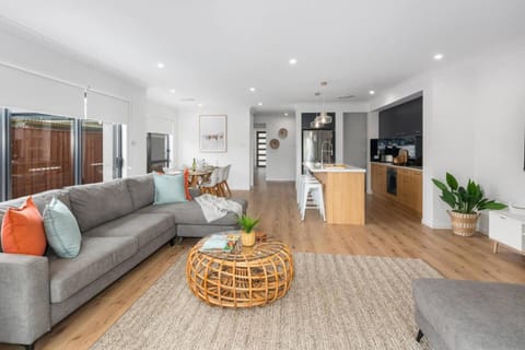 East Corrimal Escape - Beautiful Beachside Living House in Wollongong