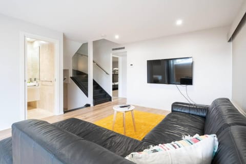 Foreshore Retreat - Beachside Convenience for Groups House in Dromana