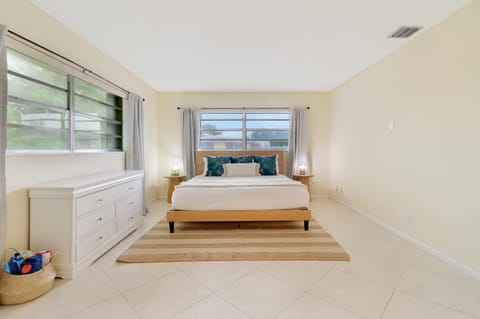 Sunny Beachside Oasis Sleeps 6,1 Blocktowaves Apartment in Riviera Beach