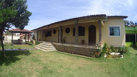 Casa grande com piscina perto da praia! House in Guarapari