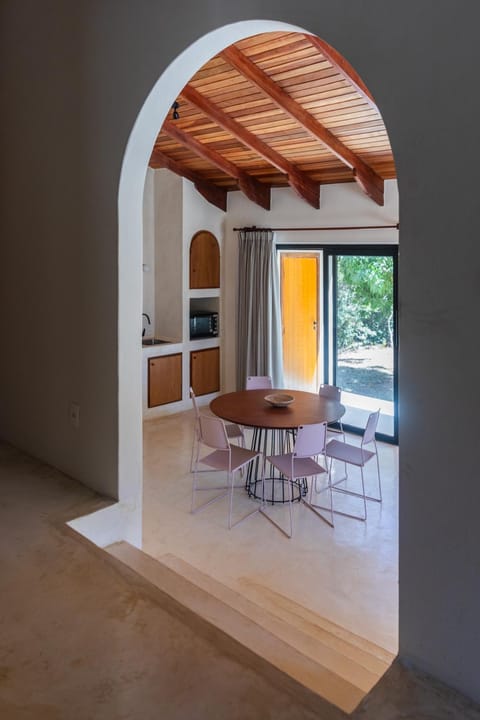 Kitchen or kitchenette, Dining area