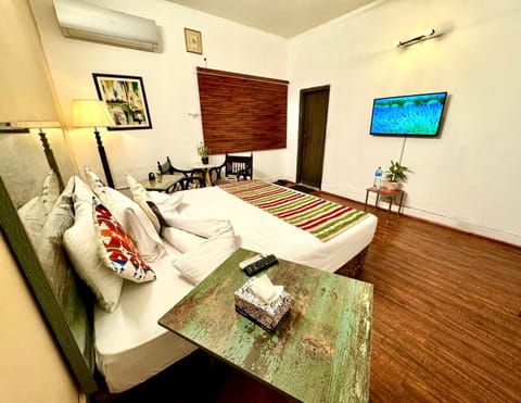 Bed, TV and multimedia, Seating area, Bedroom, towels, air conditioner