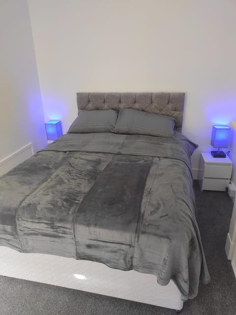 Moden Stylish large Southsea Apartment with jacuzzi bath sleeps 6 Apartment in Portsmouth