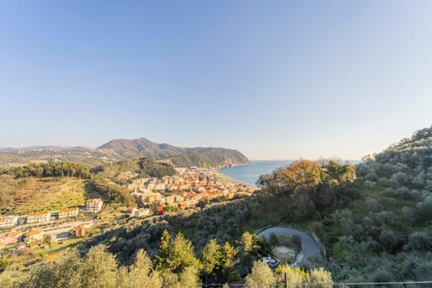 100b - VILLA Ginestra, ampia Terrazza 120m2 vista mare 10 minuti a piedi spiaggia, 3 camere da letto Villa in Sestri Levante