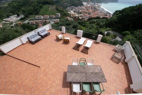 100b - VILLA Ginestra, ampia Terrazza 120m2 vista mare 10 minuti a piedi spiaggia, 3 camere da letto Villa in Sestri Levante