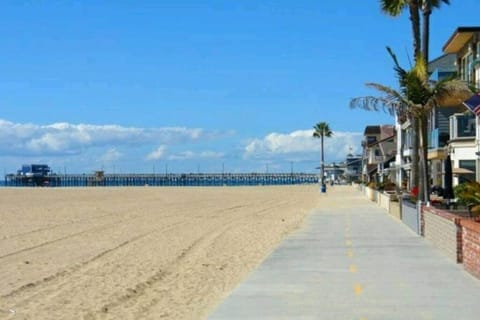 Newport Beach Living (1 blk to beach and 25 min to Disney) House in Costa Mesa