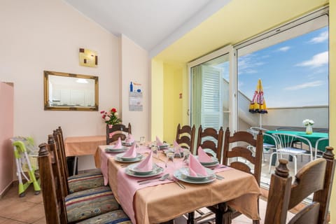 Seating area, Dining area, kitchen