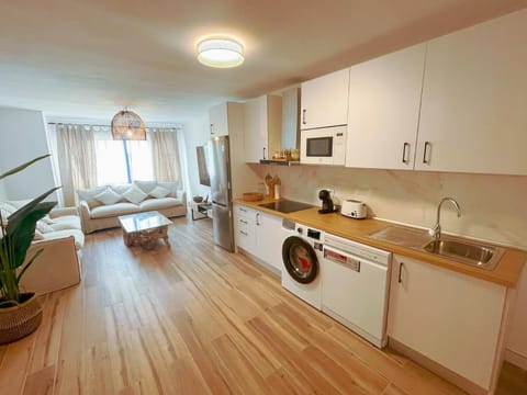 Coffee/tea facilities, Kitchen or kitchenette, Living room, Dining area, dishwasher, minibar, stove, toaster, Internal: Not applicable to any particular room