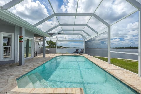Heaven Found! Stunning River Views & Pool - Villa Island Sunset - Roelens Vacations Casa in North Fort Myers