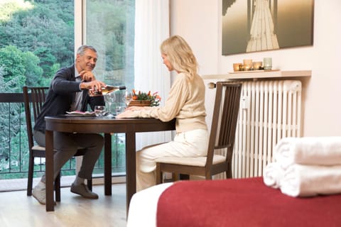 People, Living room, Food and drinks, Dining area, Mountain view