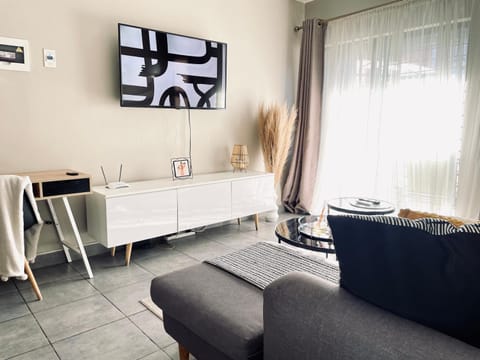 Central and peaceful 2-bedroom Apt #ZonaHomes Apartment in Sandton