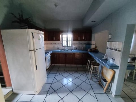 Kitchen or kitchenette, Dining area, minibar, oven, pet friendly, stove