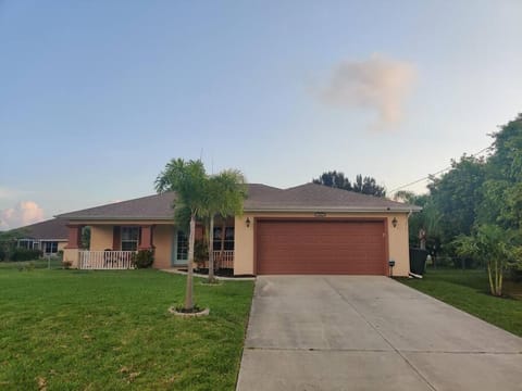 Beautiful Home with Heated Pool and King Bed! House in Cape Coral