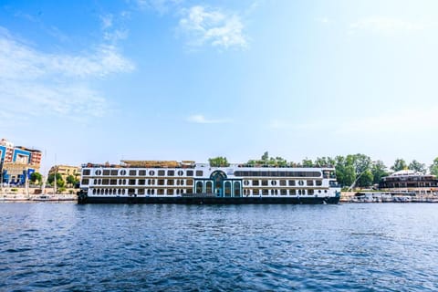 Nile cruise 5 Stars 3 nights 4 days from Aswan to Luxor Barco atracado in Luxor