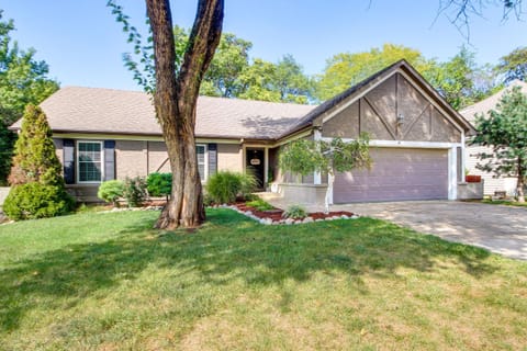 Overland Park Home with Fenced-In Yard and Gas Grill! Maison in Overland Park