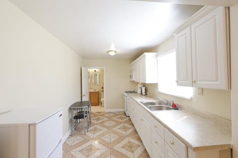 Kitchen or kitchenette, minibar, pet friendly, stove