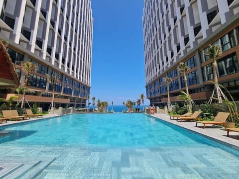 Property building, Day, Pool view, Swimming pool, sunbed