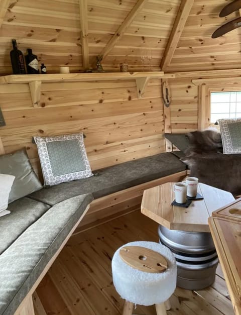 We have 2 rooms to offer at our home - there is a very large downstairs bedroom with ensuite and a beautiful bar b q lodge that sleeps 4 with its own separate toilet and shower facility opposite the lodge Urlaubsunterkunft in Portishead