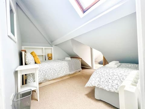 Quirky 2-bed flat w/ parking central Kingsbridge Condominio in Kingsbridge