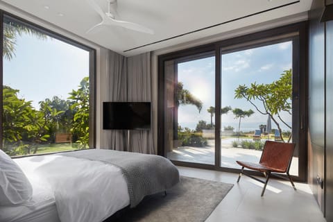 Bed, Natural landscape, TV and multimedia, View (from property/room), Photo of the whole room, Bedroom, Sea view, fireplace