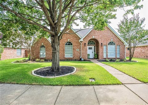 Modern 1-Story, Excellent Location, Pet Friendly Casa in Coppell