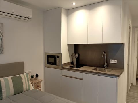 Kitchen or kitchenette, minibar, air conditioner