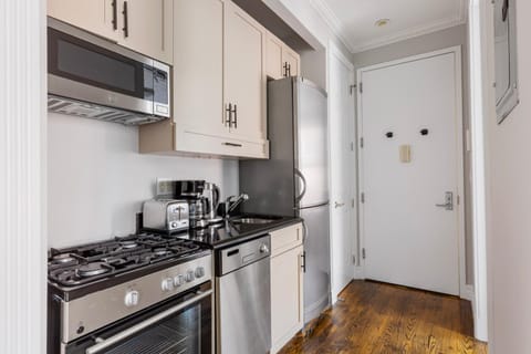 East Village 2br w wd nr groceries shops NYC-1235 Condominio in East Village