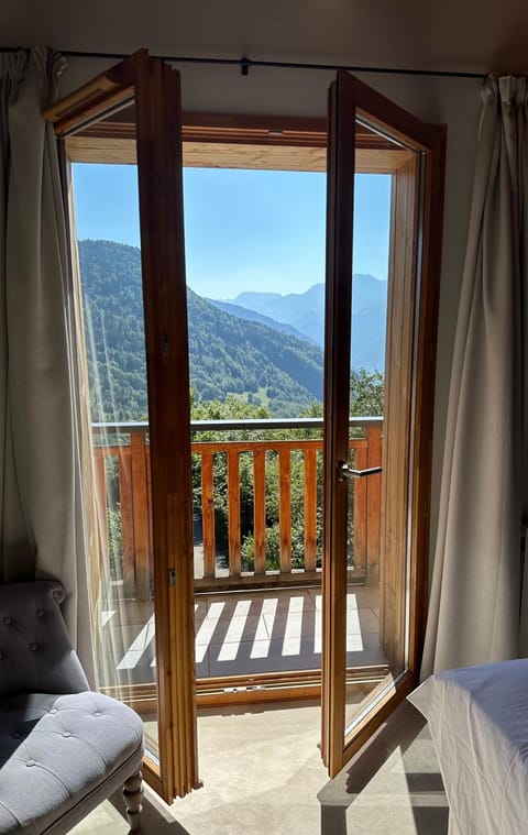 View (from property/room), Balcony/Terrace, Bedroom, Mountain view