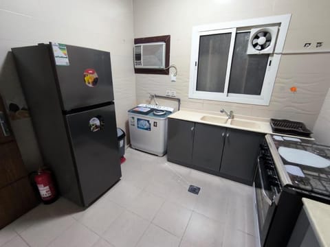 Kitchen or kitchenette, minibar, oven, stove, washing machine