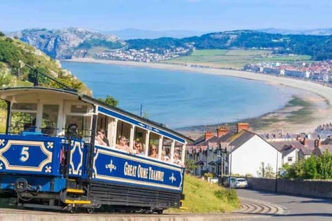 Lavender Cottage with a hot tub Casa in Deganwy