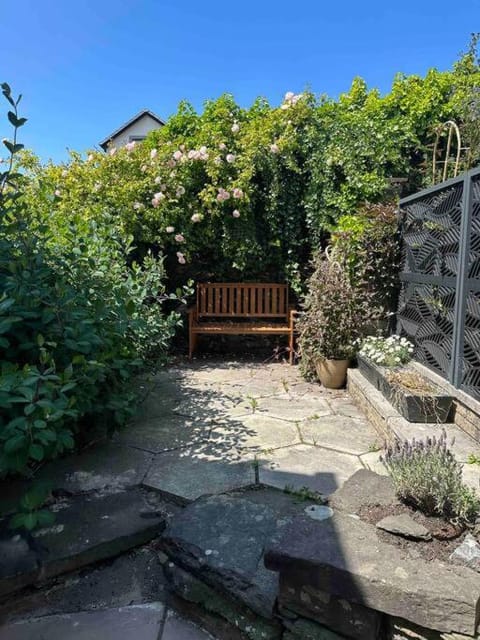 Lavender Cottage with a hot tub Casa in Deganwy