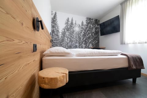 Bed, TV and multimedia, Bedroom