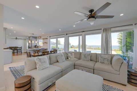 Spacious Rocky Point Retreat with Al Fresco Dining! Haus in Sound Beach