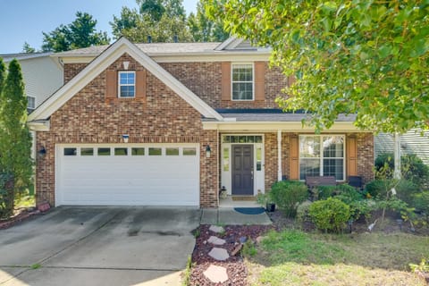 Pet-Friendly Holly Springs Residence with Deck! Casa in Fuquay-Varina