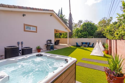 Property building, Patio, Spring, Day, Natural landscape, Garden, Hot Tub, Garden view, Pool view, Swimming pool, sunbed