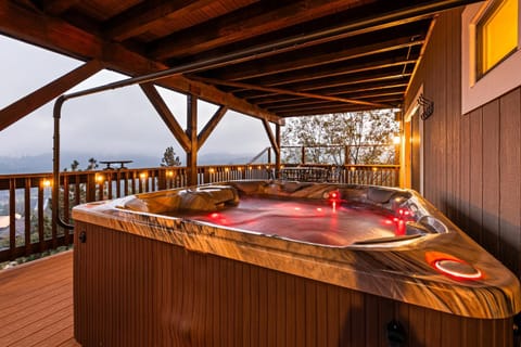 Sky Canyon Lodge by AvantStay Views Hot Tub Casa in Lake Arrowhead