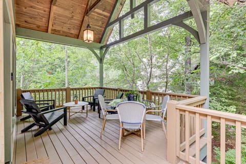 Peaceful Vacation Rental with Deck 5 Mi to Cashiers House in Lake Glenville