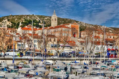 Charming T2 with balcony and view of the port Apartment in Marseille