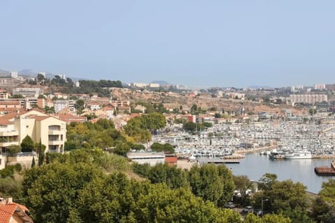 Charming T2 with balcony and view of the port Apartamento in Marseille