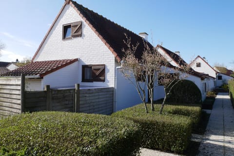 Property building, Day, Garden, Garden view