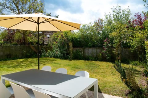 Property building, Patio, Spring, Day, Garden, Garden view