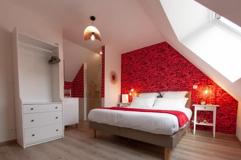 Shower, Bed, TV and multimedia, Photo of the whole room, Bedroom