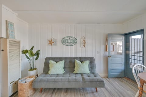 Charming Hampton Home with Porch, Walk to Beach! Casa in Hampton Beach