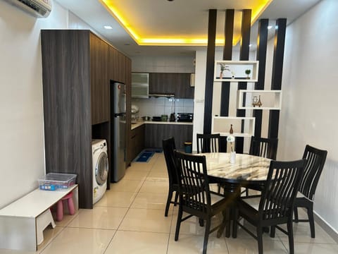 Kitchen or kitchenette, Seating area, Dining area, minibar