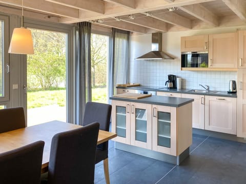 Ferienhaus Wiesengeflüster W10 - mit Sauna, Kamin und Garten House in Röbel