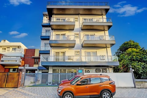 Property building, Day, Neighbourhood, Street view, Location, Parking