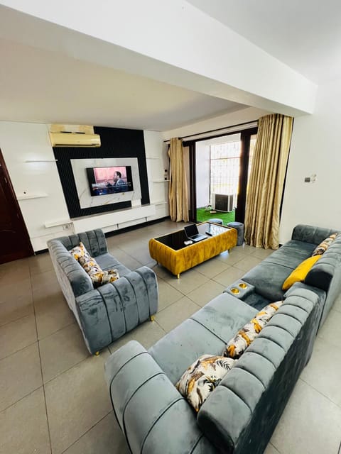 Communal lounge/ TV room, TV and multimedia, Living room, Seating area, Evening entertainment