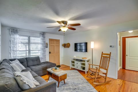 Dog-Friendly Daytona Beach Cottage with Patio! Casa in Holly Hill