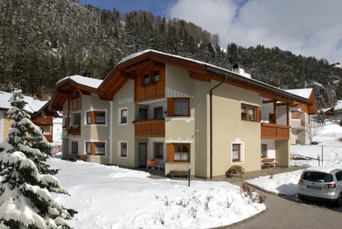 Facade/entrance, Winter