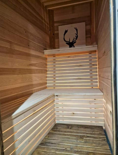 Chalet de 5 chambres avec sauna terrasse amenagee et wifi a Champagny en Vanoise a 1 km des pistes Chalet in Champagny-en-Vanoise